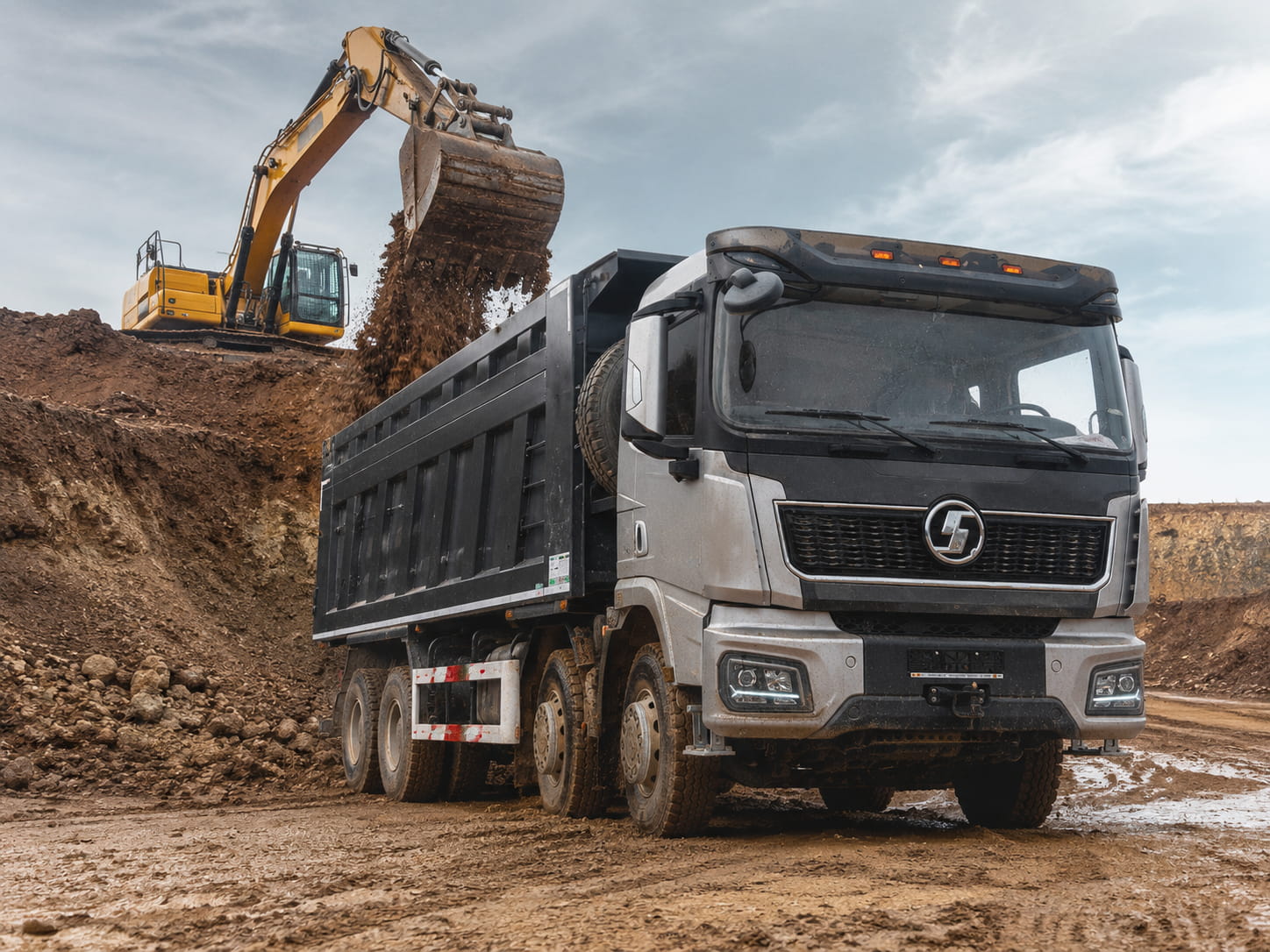 Самосвал 6×4 или 8×4: что выгоднее для перевозки песка, щебня и грунта